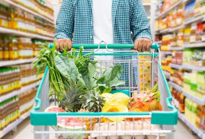 Hombre manejando un carro de supermercado